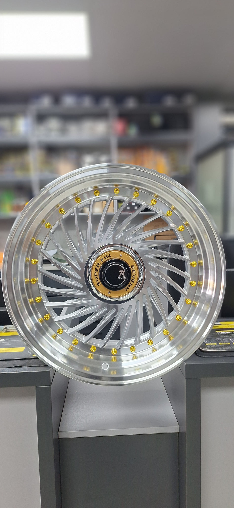 SEVEN FIN 4/100/114/17"/17X8/8.5J/ET25 (PRICE PER SET)